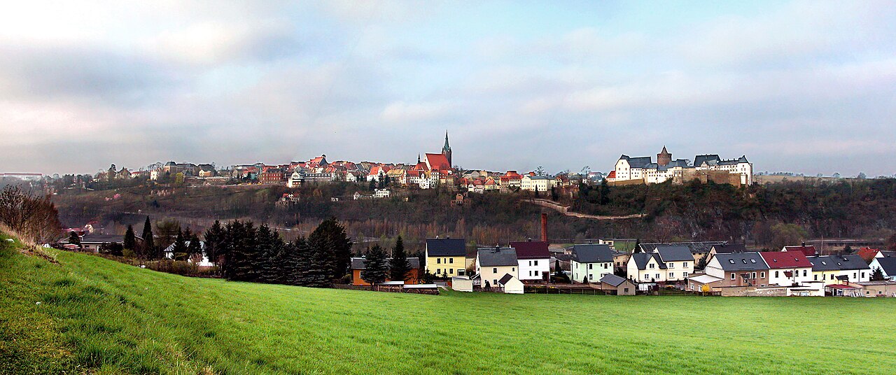 Leisnig városképe templommal és Mildenstein várral