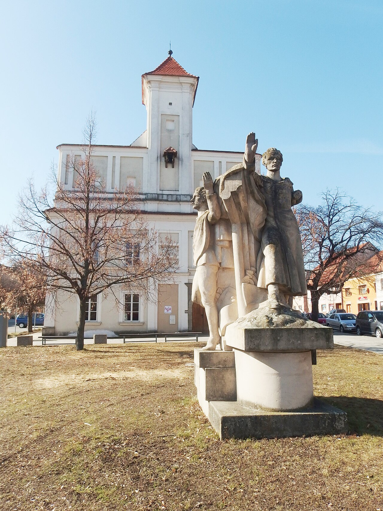 Rousínov régi városháza és emlékmű